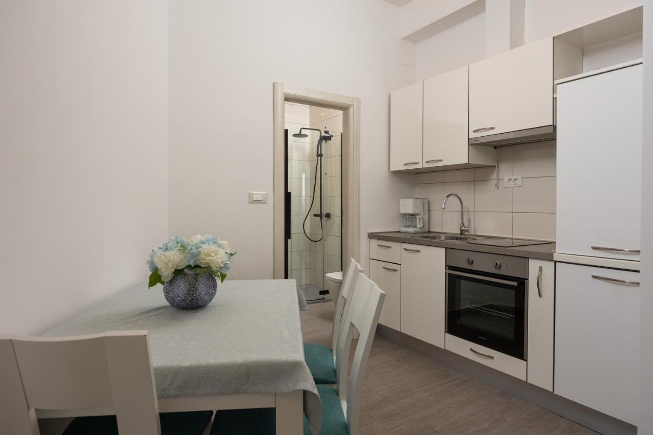 Apartments Lea โปดสตรานา ภายนอก รูปภาพ